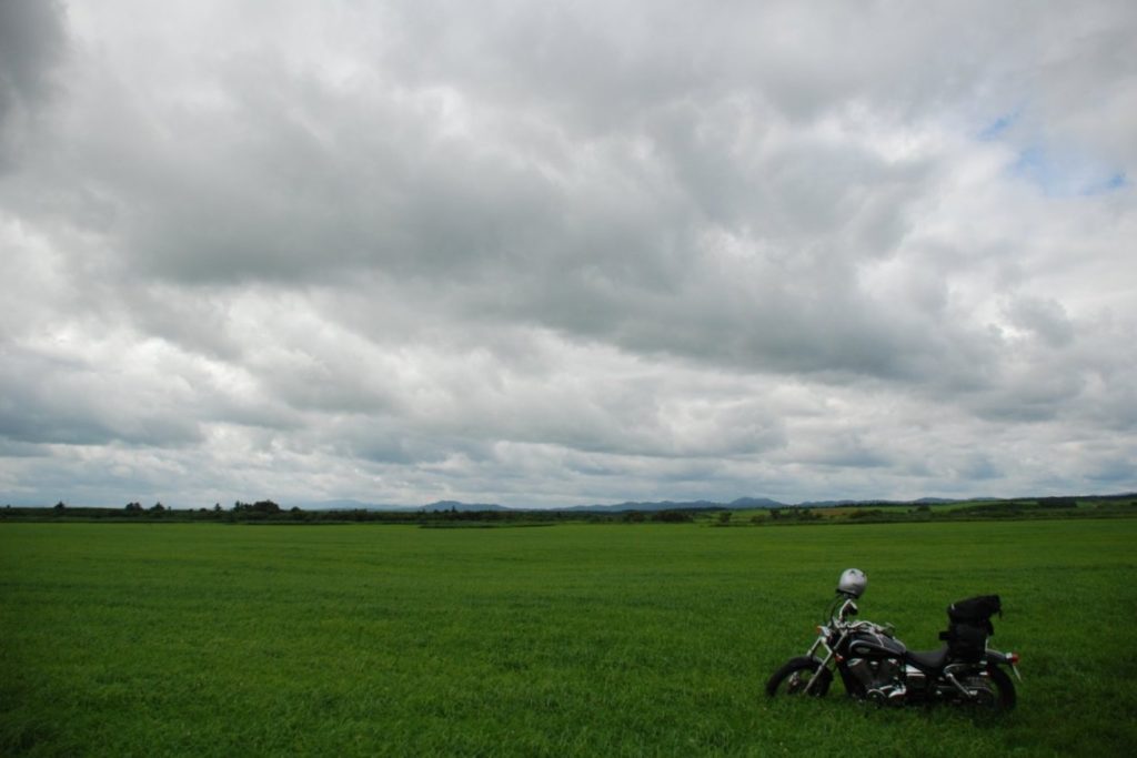 草原とバイク