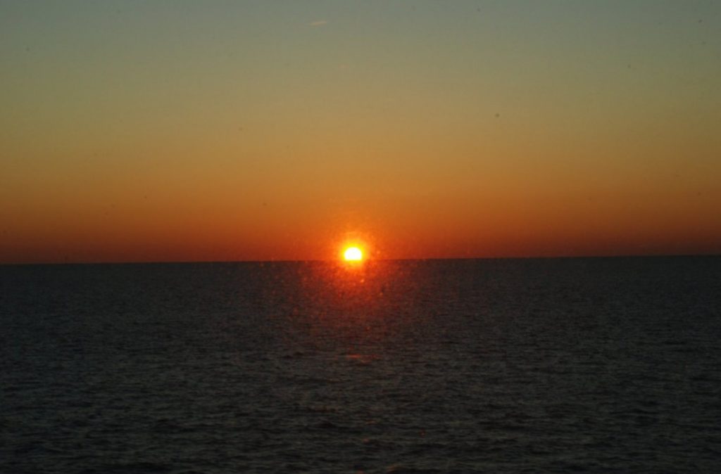 海平線に沈む夕日